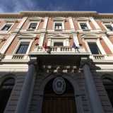 Gli altri piani sono contraddistinti da una serie di finestre parallele architravate, scandite da lesene sovrapposte nella parte centrale e negli angoli. I livelli sono scanditi da cornicione marcapiano di cui quello superiore di coronamento aggettante a dentelli
